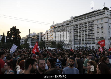 Atene, Grecia. 13 luglio 2015. Centinaia di manifestanti sono venuti per l'anti-austerità protesta al di fuori del parlamento greco. I Greci assemblati al di fuori del parlamento greco sotto la bandiera del "dobbiamo lasciare questo l'Europa". Essi hanno chiesto al governo di non dare alle richieste dei creditori greca per ulteriori misure di austerità, ma piuttosto di lasciare la zona euro. Credito: Michael Debets/Alamy Live News Foto Stock