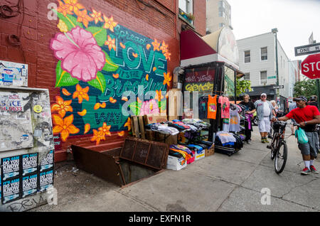 Brooklyn, New York - 12 luglio 2015 Williamsburg scene di strada vicino a Bedford Avenue ©Stacy Rosenstock Walsh/Alamy Foto Stock