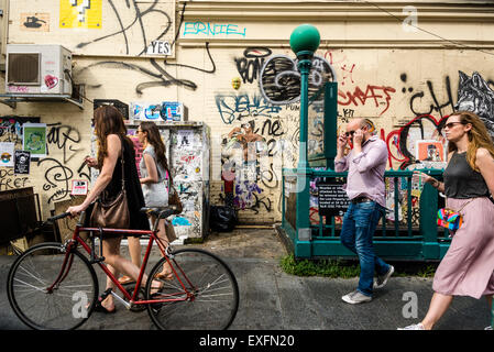 Brooklyn, New York - 12 luglio 2015 Williamsburg scene di strada, Nord Seventh Street vicino a Bedford Avenue ©Stacy Rosenstock Walsh/Alamy Foto Stock