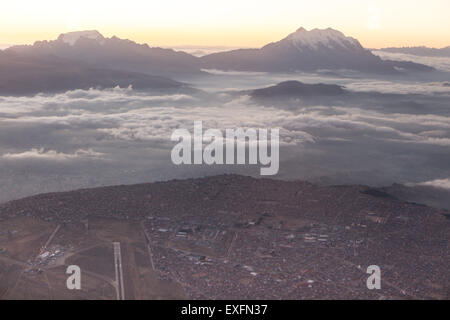 Vista su La Paz dall'aeroplano Foto Stock
