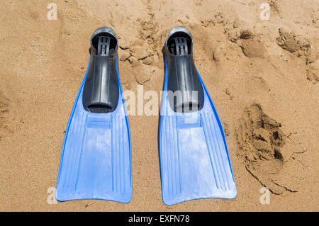 Coppia di pinna subacquea sulla spiaggia sabbiosa Foto Stock