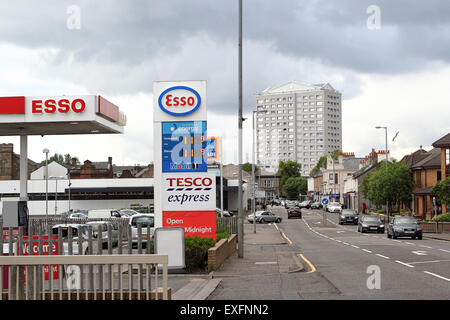 Esso stazione di benzina con Tesco Express su una strada principale molto trafficata in Airdrie con vista sulla corte Milton, North Lanarkshire, Scozia Foto Stock