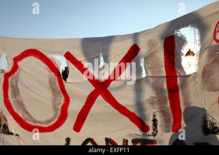 Atene, Grecia. 13 Luglio, 2015. Leftists dimostrato in piazza Syntagma contro il nuovo accordo tra il governo greco e i suoi creditori internazionali durante il Vertice Eurogruppo nuove misure di austerità che saranno imposti. © George Panagakis/Pacific Press/Alamy Live News Foto Stock