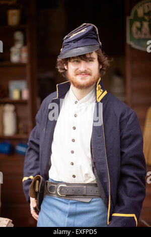 Giovane uomo vestito di guerra civile abiti da la guerra civile americana, durante a stelle e strisce car show, Regno Unito Foto Stock