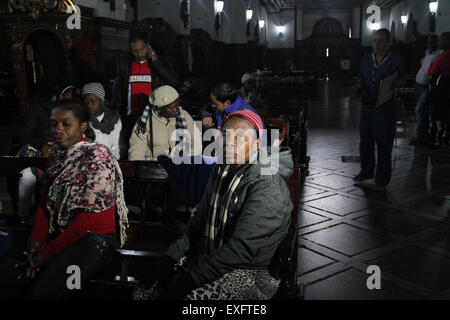 Bogotà, Colombia. 13 Luglio, 2015. Gli insegnanti restano all'interno della chiesa di San Francisco durante una manifestazione di protesta per chiedere un aumento di stipendio, nella città di Bogotà, capitale della Colombia, il 13 luglio 2015. Oltre 100 insegnanti di Nariño e Valle del Cauca, ha preso le strutture della Chiesa di San Francisco durante una manifestazione di protesta per chiedere un aumento di stipendio e garantisce per la loro regione. Credit: Tedesco Enciso/COLPRENSA/Xinhua/Alamy Live News Foto Stock