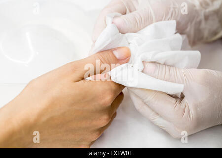 Processo di manicure in un salone di bellezza Foto Stock