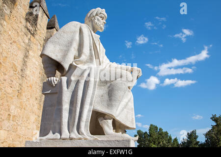 Cordoba - La statua di arabo medioevale filosofo Averroè da Pablo Yusti Conejo (1967) e le mura medievali. Foto Stock