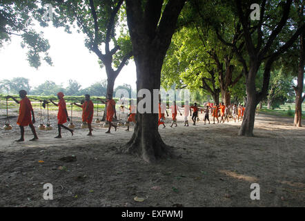 Di Allahabad, India. 13 Luglio, 2015. Kanwarias indù, adoratori di Dio indù Shiva, trasportare contenitori metallici riempiti con acqua santa di Gange fiume come si cammina verso Padilla Mahadev tempio sulla periferia di Allahabad. © Ravi Prakash/Pacific Press/Alamy Live News Foto Stock