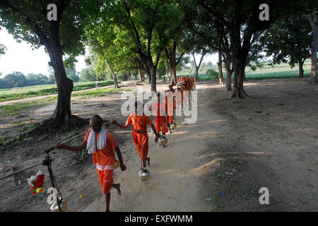 Di Allahabad, India. 13 Luglio, 2015. Kanwarias indù, adoratori di Dio indù Shiva, trasportare contenitori metallici riempiti con acqua santa di Gange fiume come si cammina verso Padilla Mahadev tempio sulla periferia di Allahabad. © Ravi Prakash/Pacific Press/Alamy Live News Foto Stock