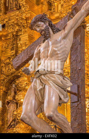 CORDOBA, Spagna - 26 Maggio 2015: Il Cristo discendente dalla croce statua nella chiesa del monastero di st. Ann e st.Joseph. Foto Stock