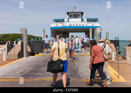 I passeggeri a bordo del traghetto per mettere in baia presso il terminal del traghetto in Isola Catawba, Ohio. Foto Stock