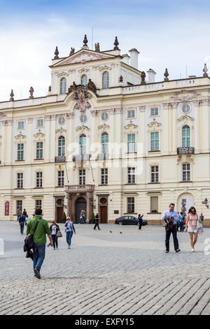 L Arcivescovo s Palace Hradcanske Square Praga Repubblica Ceca, Arcibiskupsky palac, Hradcanske namesti Foto Stock