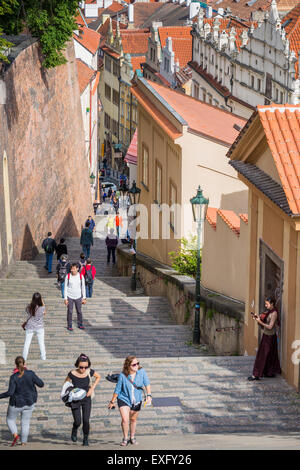 I turisti su per le scale che portano al Castello di Praga. In un quartiere di Lesser (Mala Strana), Repubblica Ceca, Europa Foto Stock