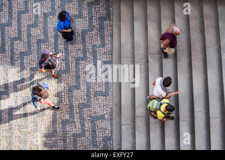 I turisti sul vecchio castello passi, Praga, Repubblica Ceca, Europa Foto Stock