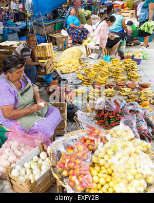 Abbondanza di frutta e verdura sul display in un affollato mercato Ocotlan in Messico Foto Stock