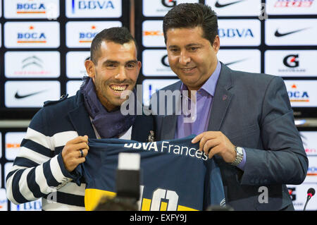 Buenos Aires, Argentina. 13 Luglio, 2015. Calcio argentino player Carlos Tevez (L) pone con il presidente del Boca Juniors Daniel Angelici durante la sua presentazione come giocatore del Boca Juniors nella Alberto J. Armando Stadium nella città di Buenos Aires, capitale dell'Argentina, il 13 luglio 2015. Credito: Martin Zabala/Xinhua/Alamy Live News Foto Stock
