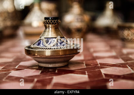 Tagine marocchine colorate per spezie Foto Stock