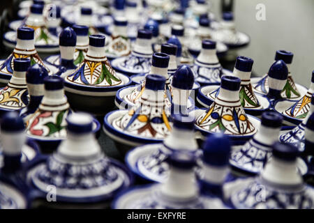 Tagine marocchina in miniatura in colori vivaci utilizzata per le spezie Foto Stock