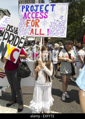 Le persone con disabilità e i loro sostenitori a marzo per la prima relazione annuale di disabilità Pride Parade a New York il 12 luglio 2015. Foto Stock