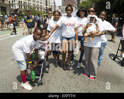 Le persone con disabilità e i loro sostenitori a marzo per la prima relazione annuale di disabilità Pride Parade a New York il 12 luglio 2015. Foto Stock