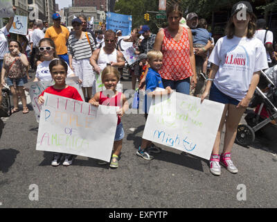 Le persone con disabilità e i loro sostenitori a marzo per la prima relazione annuale di disabilità Pride Parade a New York il 12 luglio 2015. Foto Stock