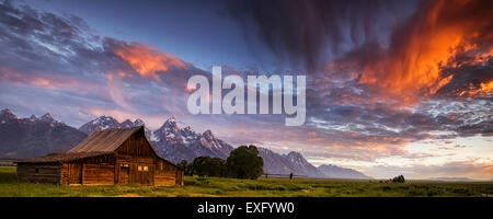 Panorama di riga mormone granaio del Wyoming Grand Teton National Park all'alba Foto Stock