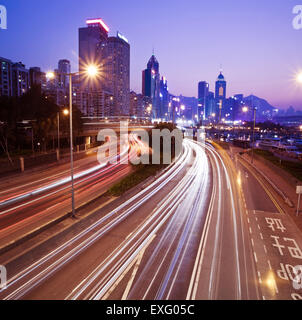 Di Hong Kong di notte con percorsi di traffico Foto Stock