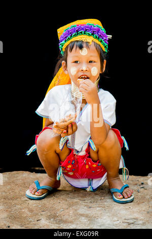 Giovani Kayan hill tribe ragazza con uno sfondo nero in Chiang Mai, Thailandia, in Asia. Foto Stock