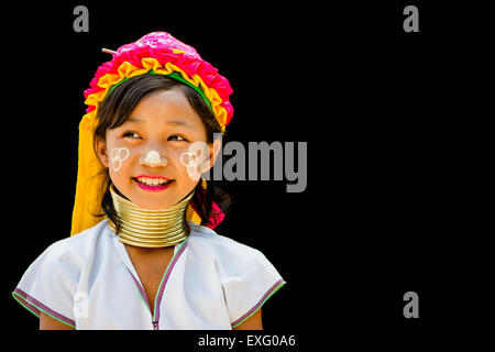 Giovani Kayan hill tribe ragazza con uno sfondo nero in Chiang Mai, Thailandia, in Asia. Foto Stock