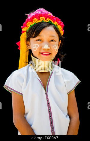 Giovani Kayan hill tribe ragazza con uno sfondo nero in Chiang Mai, Thailandia, in Asia. Foto Stock