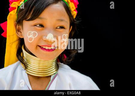 Giovani Kayan hill tribe ragazza con uno sfondo nero in Chiang Mai, Thailandia, in Asia. Foto Stock