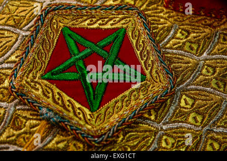 Ricamo a bandiera marocchina in rosso e verde con intricati disegni di filo d'oro Foto Stock