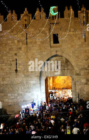 L'ingresso della porta di Damasco nella città vecchia di Gerusalemme orientale ha visto centinaia di migliaia di palestinesi si riuniscono per andare a pregare in moschea Al Aqsa durante Laylat Al Qadr. Nell'ultima settimana del mese del Ramadan, uno dei più importanti e più notti santo viene celebrato in tutto il mondo islamico. Durante Laylat Al Qadr, la Notte di potere, i musulmani credono in questa notte che il Corano è stato rivelato al Profeta Muhammed. A Gerusalemme Est, centinaia di migliaia di palestinesi musulmani accorsi al terzo sito più sacro nell islam moschea Al Aqsa, a pregare tutta la notte. (Foto di Anna Ferensowicz/Pacific Stampa) Foto Stock
