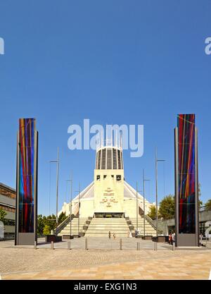 Vista frontale della Cattedrale cattolica romana con pannelli a vetrata alla base dei passi in primo piano, Liverpool, Regno Unito. Foto Stock