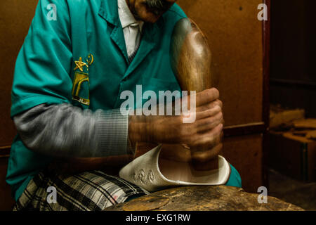 Fez Artisan nel bel mezzo della creazione di un Belgha, un tradizionale marocchino Slipper Foto Stock