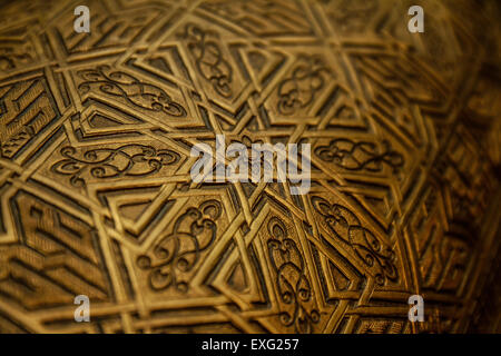 Dettagli intricati di rame marocchino motivi tradizionali Chest Foto Stock