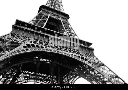 Torre Eiffel in bianco e nero catturata dal livello del terreno Foto Stock