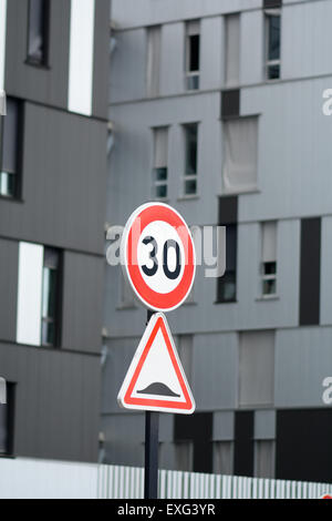 30 km/h e la velocità bump segnaletica stradale a Bordeaux Francia Foto Stock