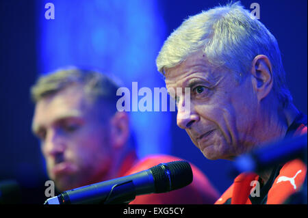 Singapore. 14 Luglio, 2015. Arsenal allenatore Arsène Wenger (R) e capitano della squadra Per Mertesacker partecipare alla conferenza stampa in Singapore, luglio 14, 2015. Gli allenatori e capitani di squadra dell'Arsenal, Everton, Stoke City e Singapore selezionare frequentato il pre-partita premere conferenza della Barclays Asia Trophy a Singapore il martedì. Credito: Quindi Chih Wey/Xinhua/Alamy Live News Foto Stock