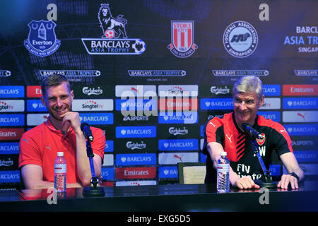 Singapore. 14 Luglio, 2015. Arsenal allenatore Arsène Wenger (R) e capitano della squadra Per Mertesacker partecipare alla conferenza stampa in Singapore, luglio 14, 2015. Gli allenatori e capitani di squadra dell'Arsenal, Everton, Stoke City e Singapore selezionare frequentato il pre-partita premere conferenza della Barclays Asia Trophy a Singapore il martedì. Credito: Quindi Chih Wey/Xinhua/Alamy Live News Foto Stock