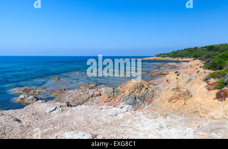 Il paesaggio costiero con vuoto spiaggia selvaggia, Corsica, Francia. Plage de Capo di Feno Foto Stock
