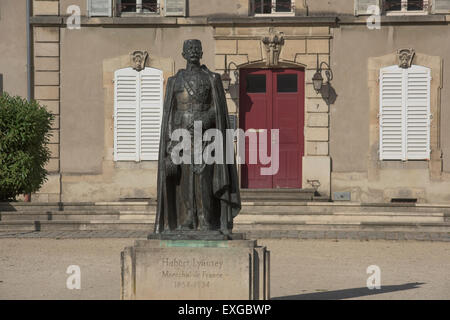 Nancy nella regione della Lorena e della Meurthe-et-Moselle department, Francia. Giugno 2015 Hubert Lyautey, Marechal de France 1854 1934 Nancy è una città nel nord-est della dipartimento francese di Meurthe-et-Moselle, ed ex capitale del Ducato dei Lorena, e poi la provincia francese dello stesso nome. Place Stanislas, una grande piazza costruita tra il marzo 1752 e novembre 1755 di Stanislaw I link il centro medievale della città vecchia di Nancy e la nuova città costruita sotto Carlo III nel XVII secolo, è un sito Patrimonio Mondiale dell'UNESCO. Foto Stock