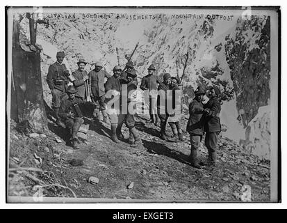 I soldati italiani' divertimenti a avamposto di montagna Foto Stock