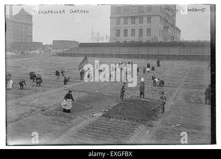 Il Rockefeller Garden, situato a New York, è un'area splendidamente paesaggistica conosciuta per il suo design meticoloso e le fioriture stagionali. Il giardino presenta vegetazione lussureggiante, fiori ornamentali e un'armoniosa miscela di natura e arte. Foto Stock