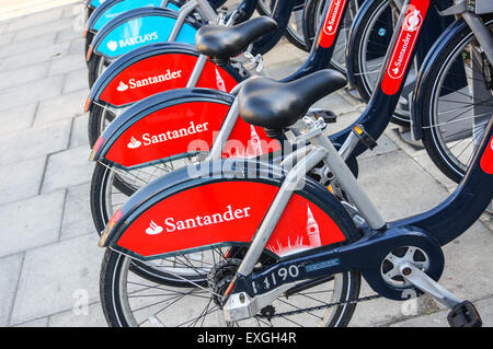 "Boris bikes' ciclo urbano schema di noleggio biciclette presso una stazione di noleggio a Stockwell, Londra, Inghilterra Foto Stock