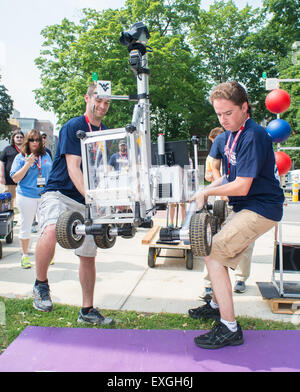 I membri del team di alpinisti da West Virginia University preparare il proprio robot per un tentativo a livello due sfida durante il 2015 Sample Return Robot Sfida, giovedì, 11 giugno 2015 al Worcester Polytechnic Institute (WPI) a Worcester, Massachusetts Sedici squadre sono in lizza per un un milione e mezzo di dollari NASA Premio Borsellino. Ai team verrà richiesto di dimostrare la robot autonomi che possono individuare e raccogliere i campioni da una ampia e variegata del terreno, il funzionamento senza controllo umano. L obiettivo di questo NASA-WPI Centennial sfida è quella di incoraggiare le innovazioni in navigazione autonoma e robotica Foto Stock