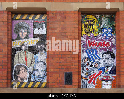 Inaugurato a maggio 2012 questi 7 i mosaici di artista locale Mark Kennedy sono sul lato del Afflecks Palace edificio in Manchester Foto Stock