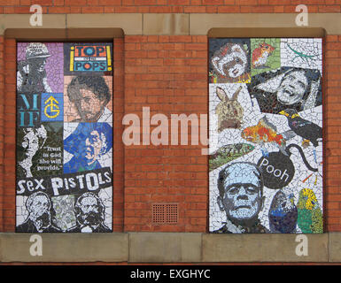 Inaugurato a maggio 2012 questi 7 i mosaici di artista locale Mark Kennedy sono sul lato del Afflecks Palace edificio in Manchester Foto Stock