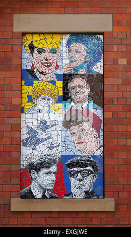 Inaugurato a maggio 2012 questi 7 i mosaici di artista locale Mark Kennedy sono sul lato del Afflecks Palace edificio in Manchester Foto Stock