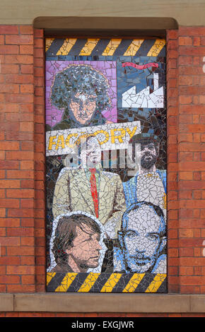Uno dei 7 mosaici di artista locale Mark Kennedy che sono sul lato del Afflecks Palace edificio in Manchester Foto Stock